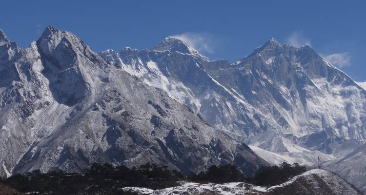 Vue rapprochée de pics de montagnes rocheuses.