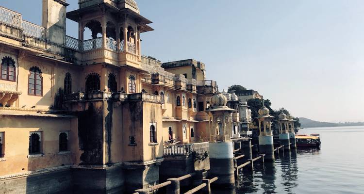 Paleisgebouw aan de oever van het meer.