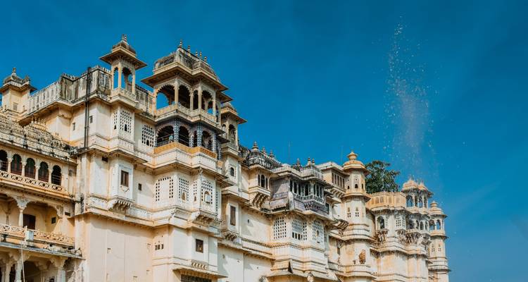 Historisch paleis met water dat in de buurt spuit.