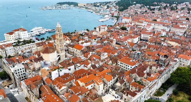Vue aérienne panoramique de la vieille ville de Split, inscrite au patrimoine mondial de l'UNESCO, avec le clocher de Saint-Domnius et le littoral de la mer Adriatique.