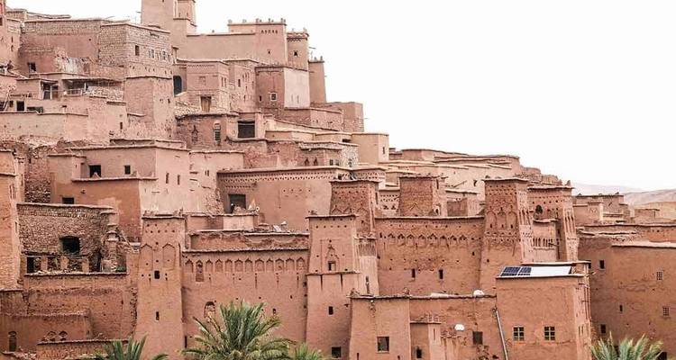 Traditionelle Lehmkasba mit Palmen.