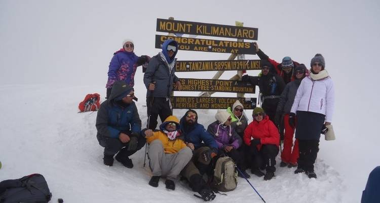 Groupe de grimpeurs au sommet du mont Kilimandjaro.