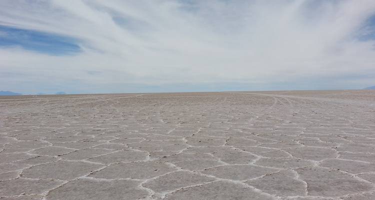 Paysage de désert de sel avec un motif au sol.