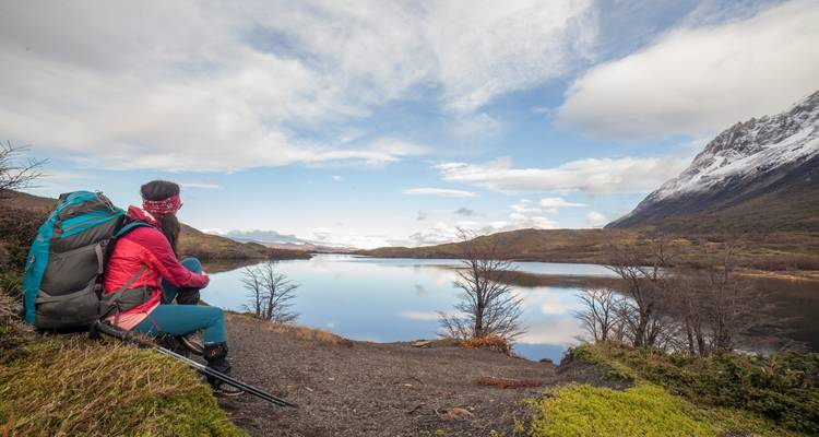 Wanderer sitzt an einem malerischen Bergsee
