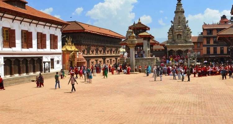 Binnenplaats met traditionele gebouwen en mensen die samenkomen.