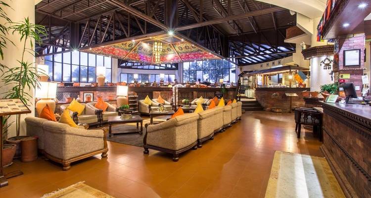 Interieur van een lounge met decoratieve plafondelementen.