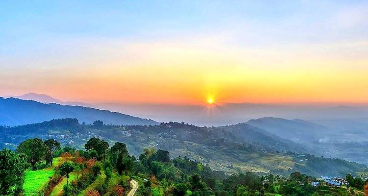 Panoramisch uitzicht op heuvels en valleien bij zonsopgang.