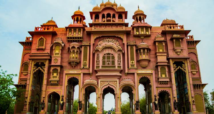 Icónica Puerta Patrika en Jaipur con colores vibrantes y diseños intrincados.