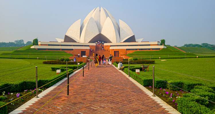 Templo del Loto rodeado de jardines verdes y visitantes acercándose.