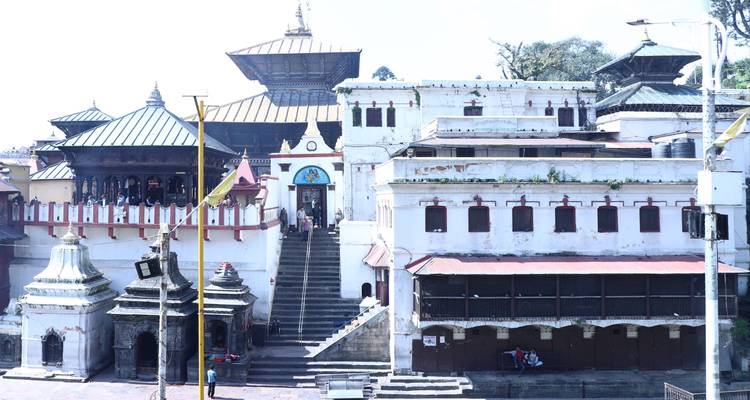 Complexe de temples blancs à l'architecture complexe.