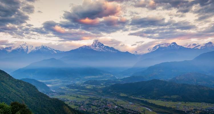 Vue panoramique des montagnes avec lueur du lever ou du coucher de soleil