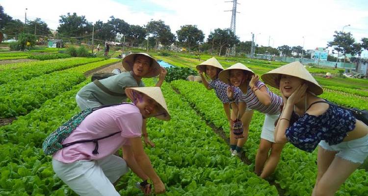 Grupo de personas con sombreros cónicos trabajando en una granja.