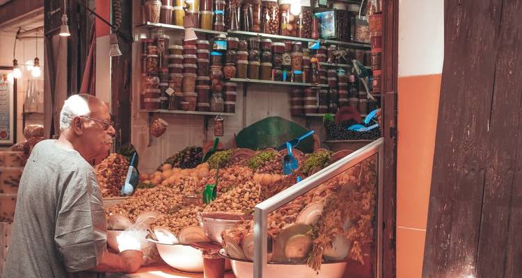 Homme âgé faisant ses courses au marché aux épices