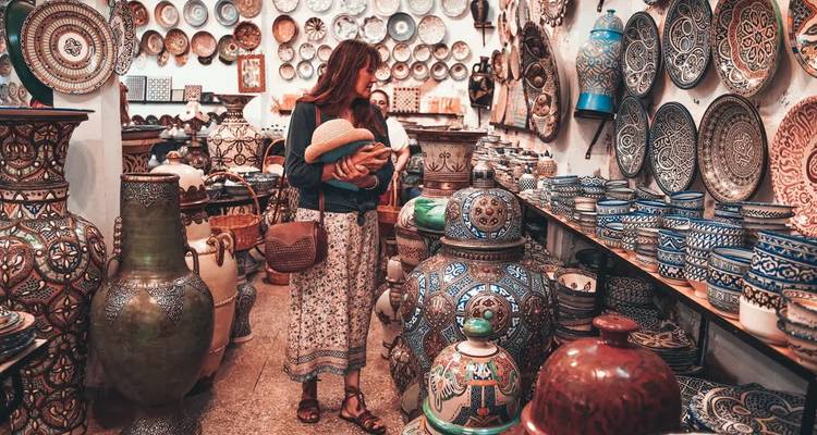 Femme avec enfant faisant des achats de poterie