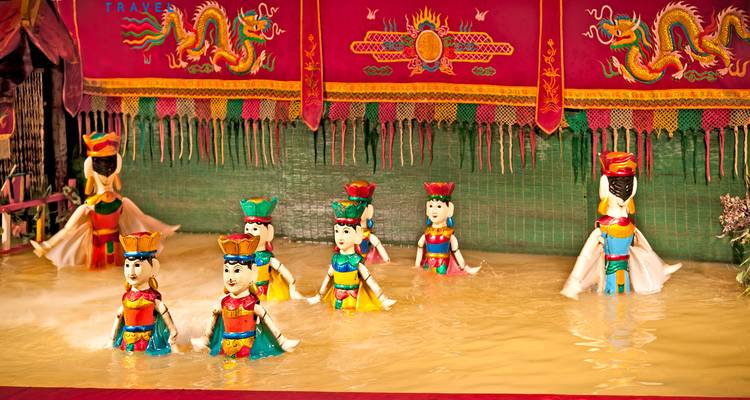 Colorido espectáculo de marionetas de agua con figuras en una piscina.