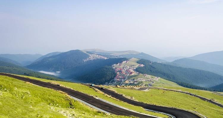 Bergketens met dorp in zicht