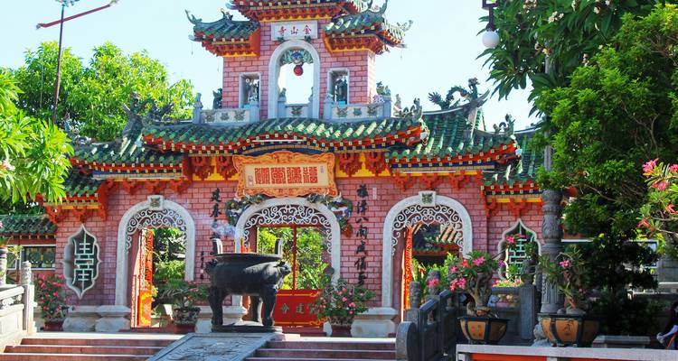 Traditioneller Tempel mit kunstvollen Verzierungen.