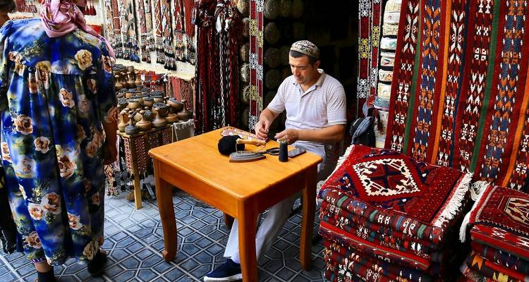 Ambachtelijke bewerking door snijden of stempelen met traditionele patronen.