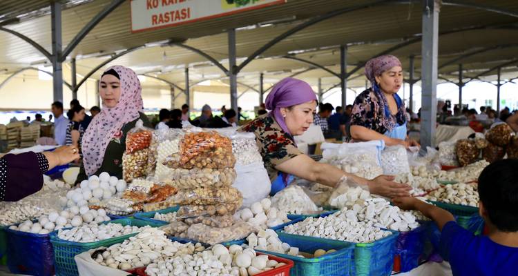 Vrouwen die verschillende gedroogde goederen verkopen op een overdekte markt.