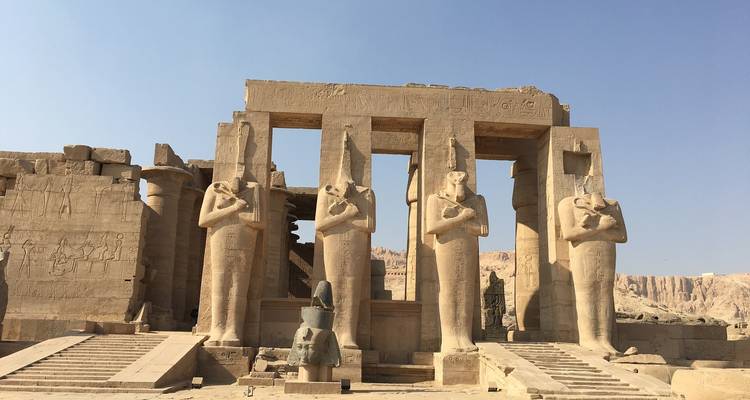 Monumentale antike Statuen vor dem Tempel.