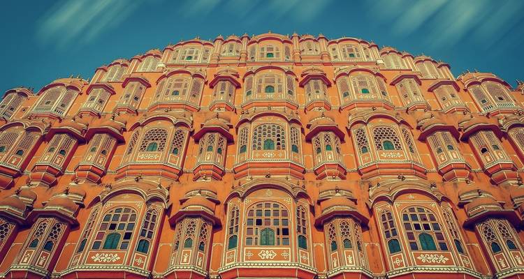 Die verzierte Fassade des Hawa Mahal unter blauem Himmel.