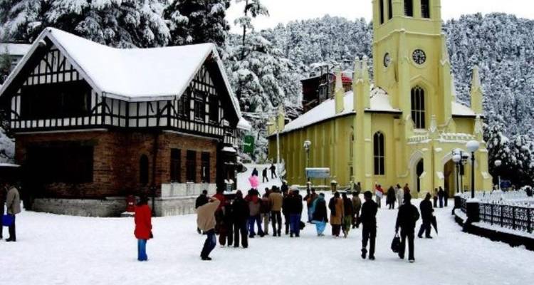 Verschneite Straße in Shimla mit Menschen, die gehen