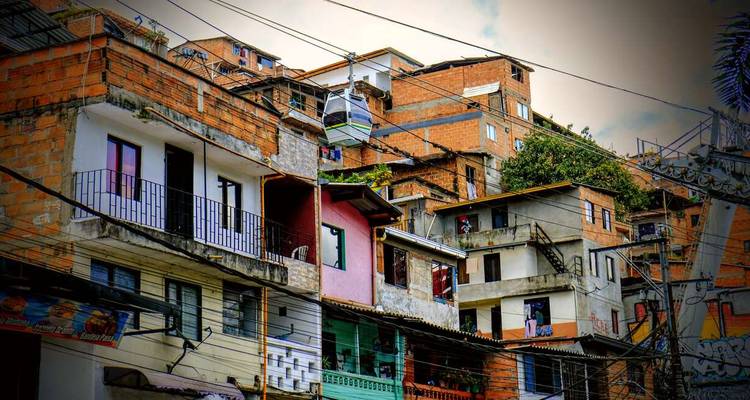 Fila de casas coloridas en una ladera.