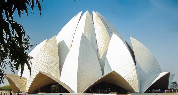 De Lotus Tempel met mensen buiten.