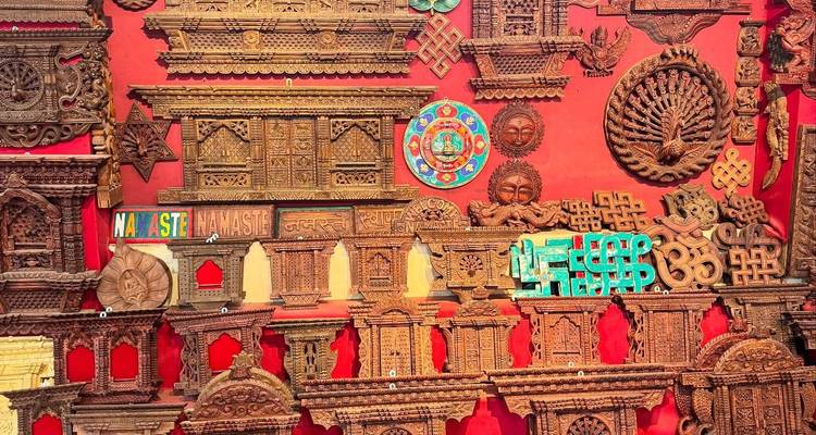 Wand geschmückt mit geschnitzten Holzkunstwerken und traditionellen Symbolen.