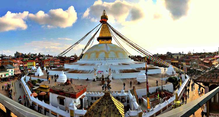 Große Stupa umgeben von nepalesischer Architektur in Kathmandu.