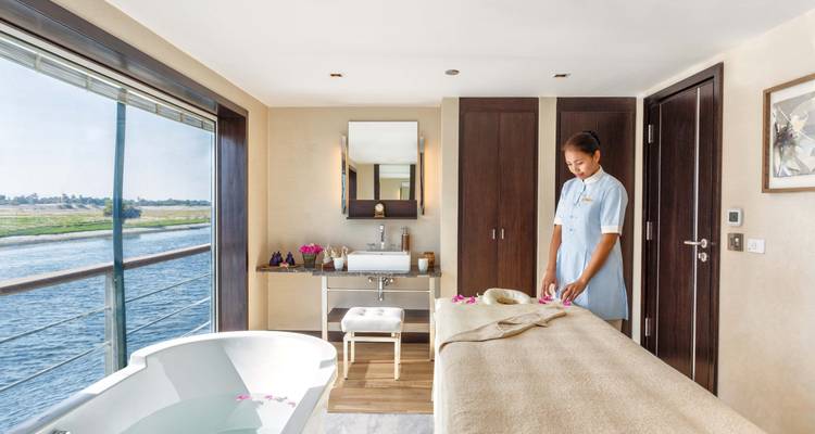 Geräumiger Spa-Bereich auf einem Kreuzfahrtschiff mit Blick auf den Fluss.