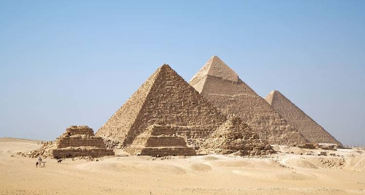 Die großen Pyramiden von Gizeh unter einem klaren Himmel.