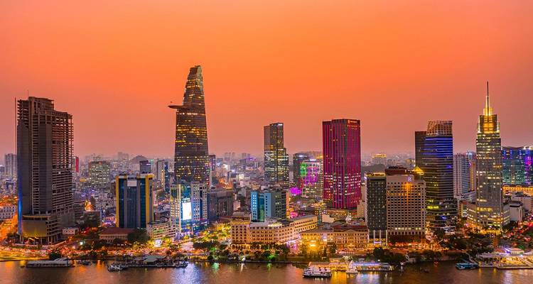 Skyline einer modernen Stadt bei Sonnenuntergang