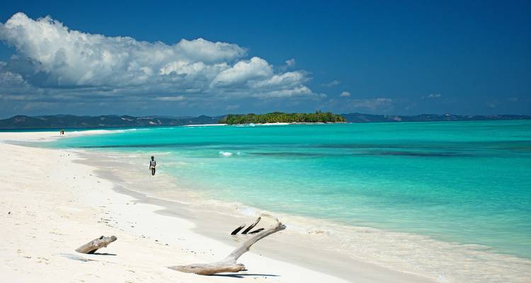 Plage pittoresque déserte avec une eau turquoise et du sable blanc.