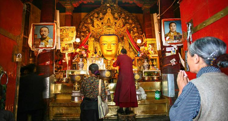 Altar budista con una gran estatua dorada.