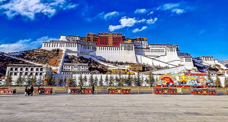 El Palacio de Potala en Lhasa, Tíbet contra un cielo azul.