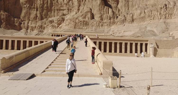 Persona caminando por los escalones hacia el Templo de Hatshepsut.