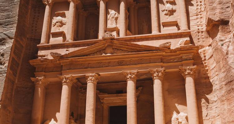 Detailansicht der Fassade der Schatzkammer von Petra.