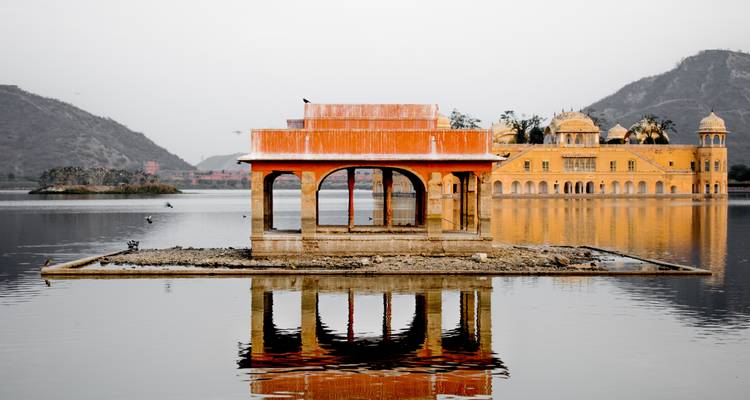 Jal Mahal in der Mitte eines Sees mit Spiegelung.