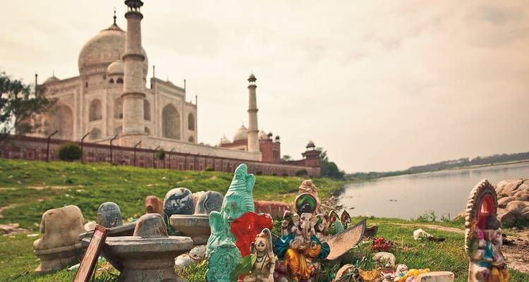 Taj Mahal mit religiösen Statuen im Vordergrund.