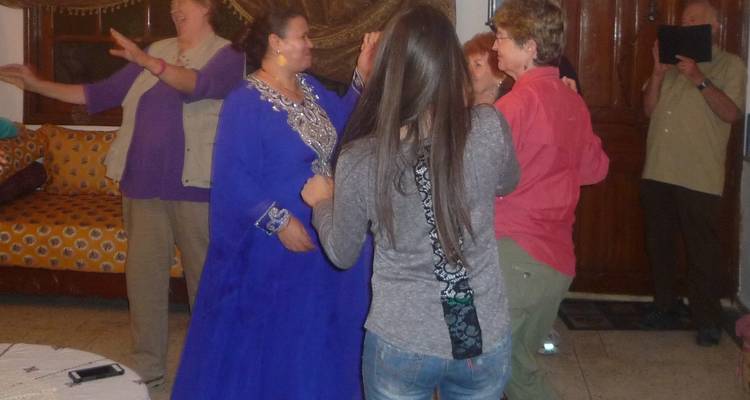 Un groupe de personnes dansant dans une pièce lors d'un rassemblement festif.