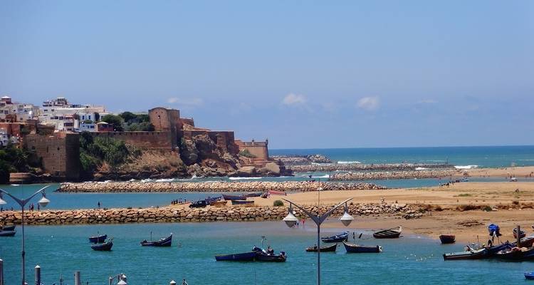 Vue côtière avec forteresses et bateaux.