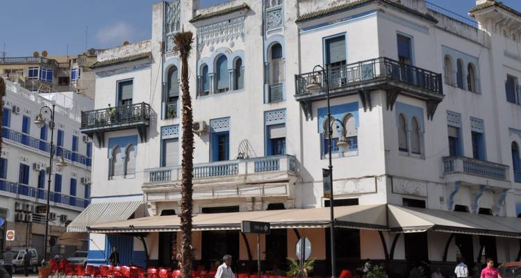 Historisch gebouw met een blauwe en witte gevel aan een stadsplein.
