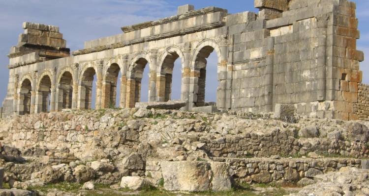 Oude Romeinse ruïnes met bogen en stenen muren.