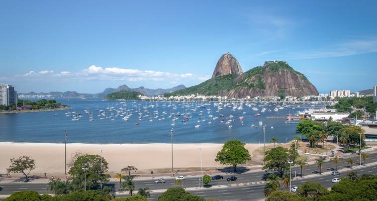 Vue panoramique du Pain de Sucre de Rio avec des bateaux dans la baie.