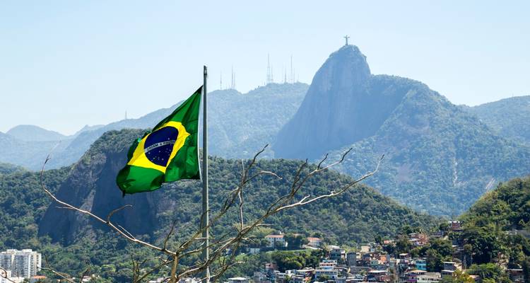 Drapeau brésilien avec en toile de fond les montagnes de Rio de Janeiro.