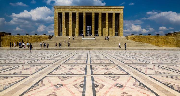 Anıtkabir, le mausolée d'Atatürk à Ankara avec des gens qui marchent.