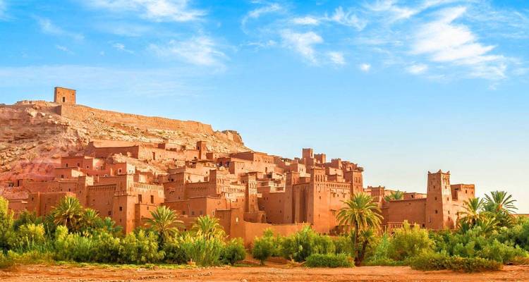 Ait Benhaddou, un paisaje urbano histórico de arcilla bajo un cielo azul despejado.