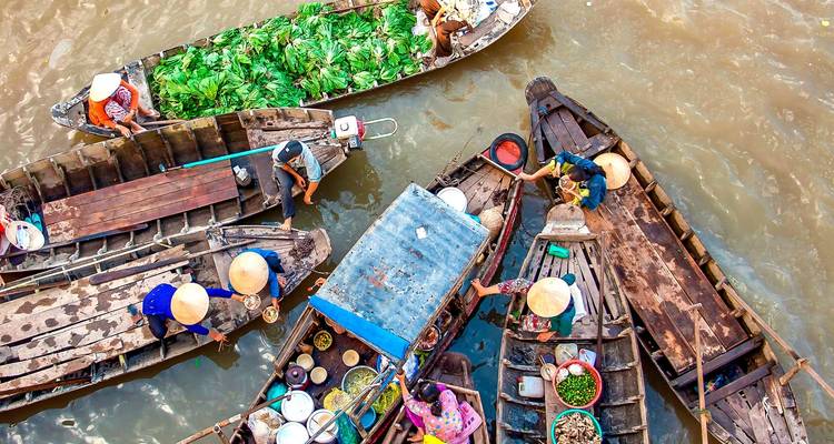 Blick von oben auf kleine Boote auf einem schwimmenden Markt.