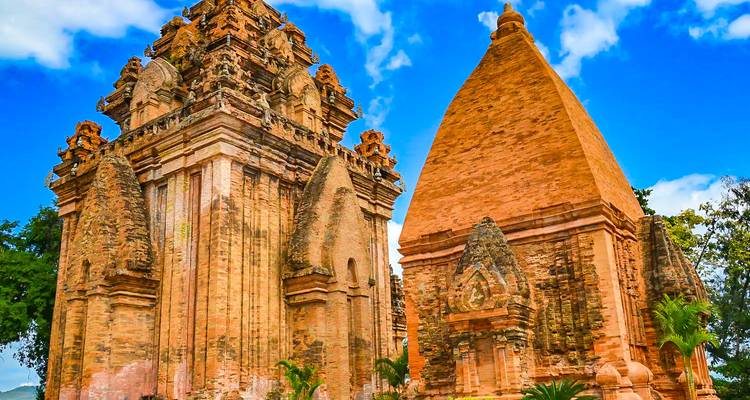 Alte Ziegeltempel mit kunstvollen Schnitzereien.